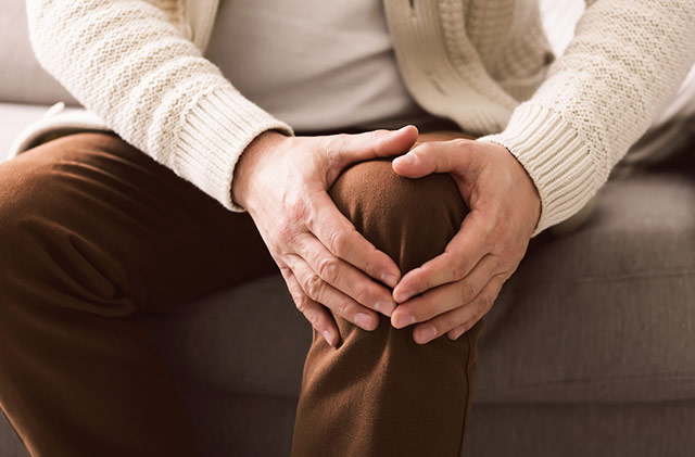 変形性膝関節症　原因