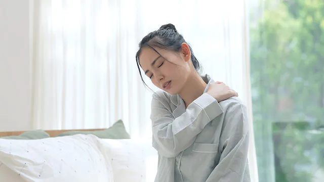 寝違えで首を痛める
