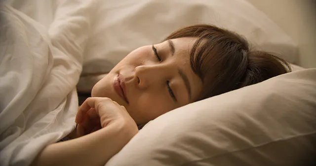睡眠をとる女性